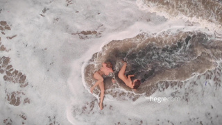 Черный пляж, жаркие ласки: откровенный Bali-трип с Кловер