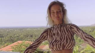 Рыжая соблазнительница Катя Кловер в откровенном видео