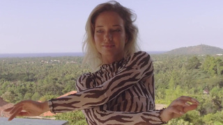 Рыжая соблазнительница Катя Кловер в откровенном видео