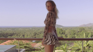 Рыжая соблазнительница Катя Кловер в откровенном видео