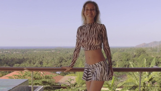 Рыжая соблазнительница Катя Кловер в откровенном видео