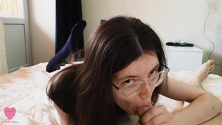 Школьница дрочит ствол и жадно глотает сперму в HD