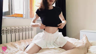 Школьница дрочит ствол и жадно глотает сперму в HD