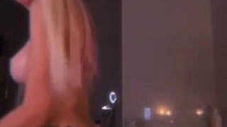 Сочные кадры: как она кончает от мощных толчков