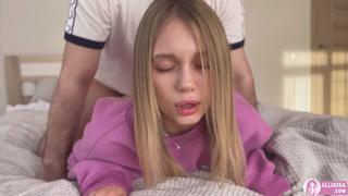 Горячая парочка устроила дикий секс на кровати – смотри без цензуры