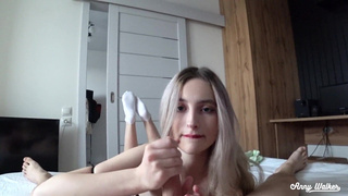 Девушка с пепельными волосами отдается в страстном порно ролике