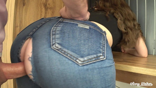 Страстный секс в джинсах: огромный член и мокрый оргазм