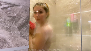 Мачеха не теряет времени: душ и горячий ужин с пасынком