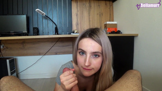 Горячая блондинка ублажает член ртом и садится сверху