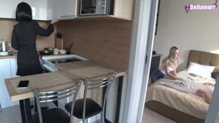 Муж тайком зажигает с горячей соседкой, пока жена в телефоне