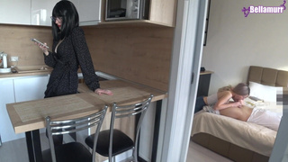 Муж тайком зажигает с горячей соседкой, пока жена в телефоне