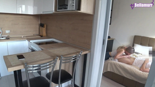 Муж тайком зажигает с горячей соседкой, пока жена в телефоне