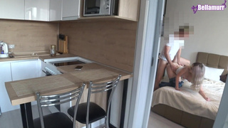 Муж тайком зажигает с горячей соседкой, пока жена в телефоне