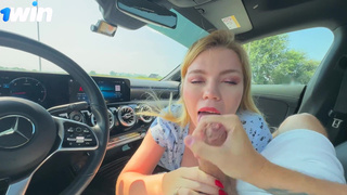 Горячее БДСМ-шоу в машине: минет с глотанием на публике