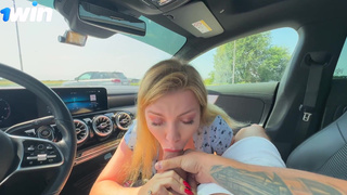 Горячее БДСМ-шоу в машине: минет с глотанием на публике