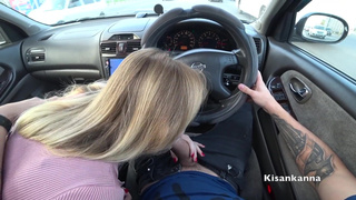 Искусство глубокого минета для него в тесном салоне