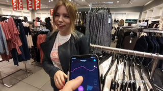 Горячая отсос в магазине — кончил в горло