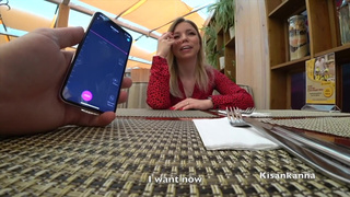 Публичный триггер-оргазм: страстная малышка не сдержалась за столиком