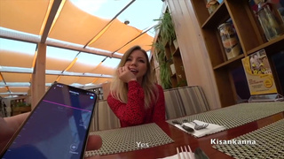 Публичный триггер-оргазм: страстная малышка не сдержалась за столиком