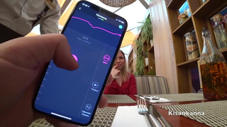 Публичный триггер-оргазм: страстная малышка не сдержалась за столиком