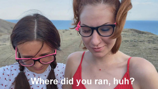 Развратные школьницы в горячей лесбийской оргии на природе