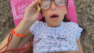 Развратные школьницы в горячей лесбийской оргии на природе