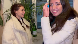 Секс втроем с разгоряченными подругами после алкоголя