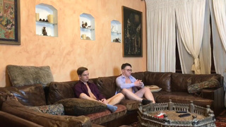 Секс с скромной школьницей: два одноклассника устроили жаркую тройку