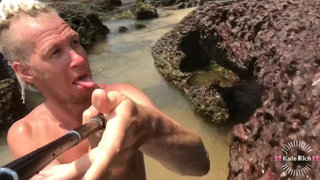 Сексуальная бунтарка зажигает на публике