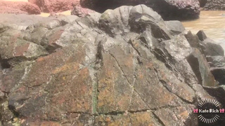 Сексуальная бунтарка зажигает на публике