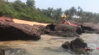 Сексуальная бунтарка зажигает на публике