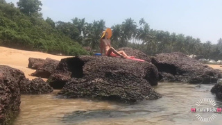 Сексуальная бунтарка зажигает на публике