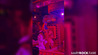 Горячий секс на публике с Мэри Рок – страстные ласки и рискованные игры