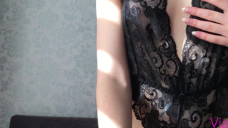 Запретный плод: преподаватель трахает студентку, пока родители рядом