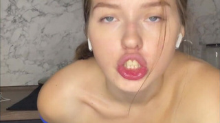 Сочная Саша в откровенном сольном шоу: страстная мастурбация в кружевном белье