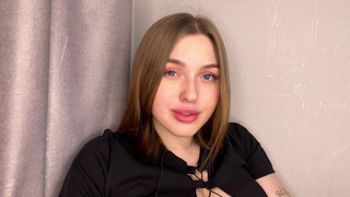 Страстная девушка с упругой попкой добивается оргазма