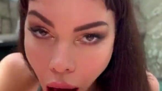 Искусство глубокого минета от соблазнительной красотки